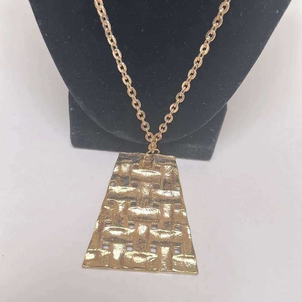 👋 3/$15 GOLD AND PINK GEOMETRIC PENDENT ADJUSTABLE NECKLACE
